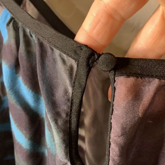 BEBE Cold shoulder mid length sleeve sheer animal print top 100% silk gorgeous - Picture 4 of 7